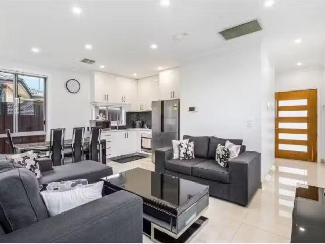 Cozy 29a Dransfield Road, Edensor Park House for rent Listed.