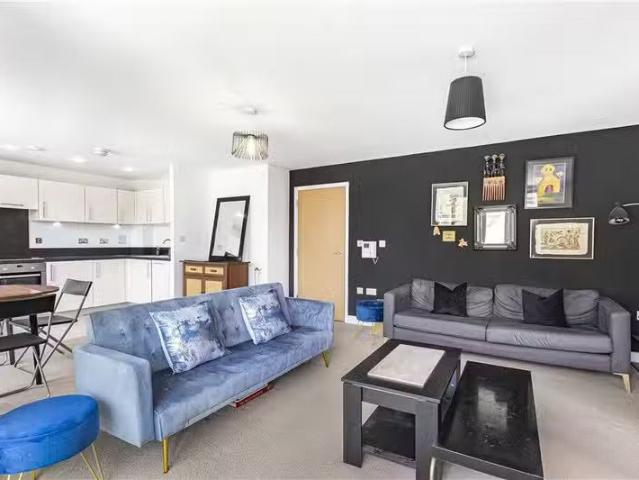 For Rent! 2 BA 1 bedroom apartment for rent in Dalston Square.