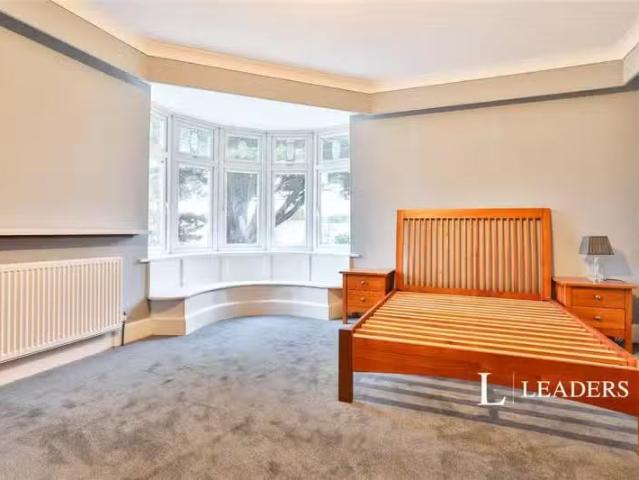 Charming 2 BA 1 bedroom house share for rent in Blandford Road.