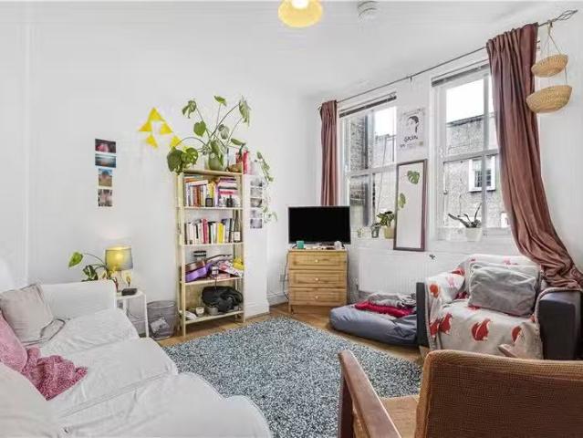 Cozy 2 BA 2 bedroom terraced house for rent in Ellesmere Road.