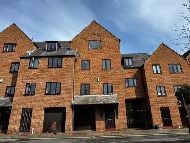 Deal! 2 BA 2 bedroom town house for rent in Elvet Waterside, D.