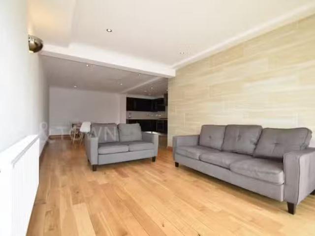 Just in! 2 BA 2 bedroom apartment for rent in Copperfield Road.