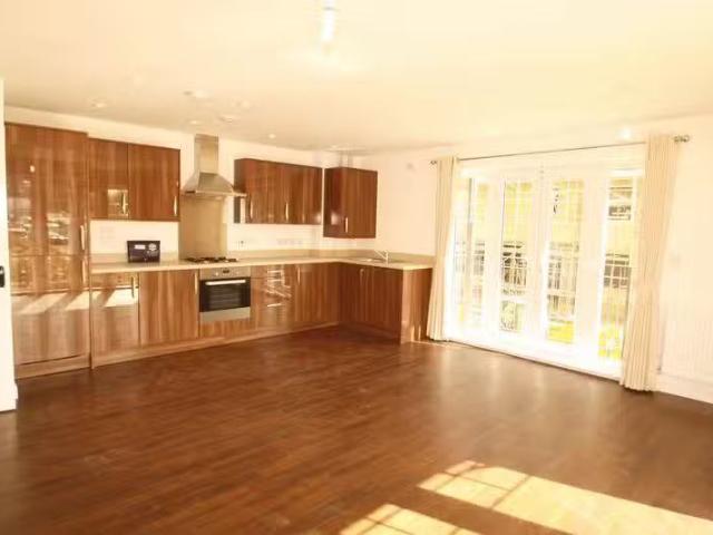 Nice 2 BA 2 bedroom apartment for rent in Renwick Drive, Broml.