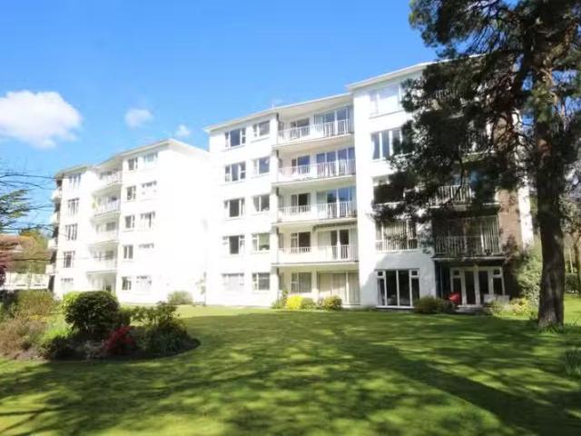 Cozy 2 BA 2 bedroom apartment for rent in Western Road, Poole.