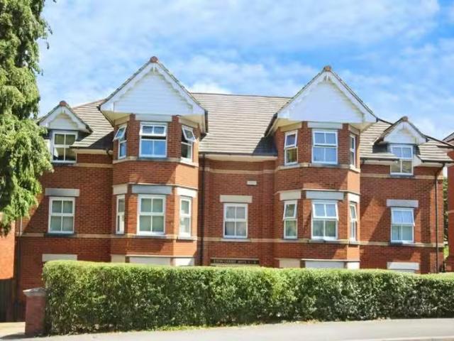 Rental! 2 BA 2 bedroom flat for rent in Alumhurst Road, Bourne.