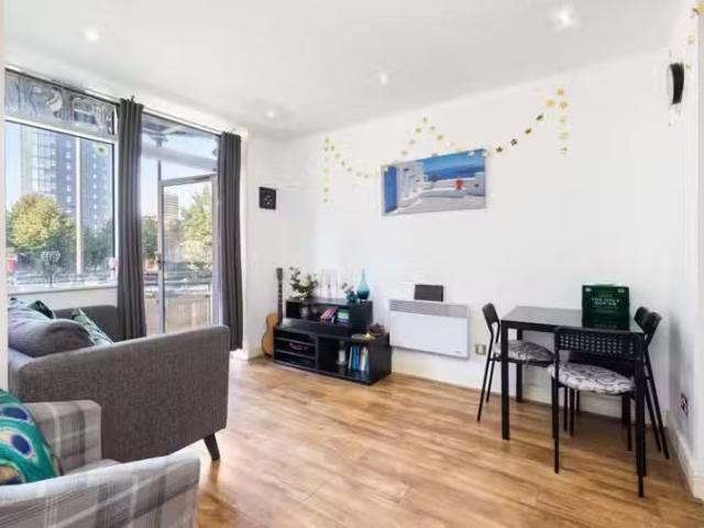 Charming 2 BA 2 bedroom flat for rent in Gerry Raffles Square.
