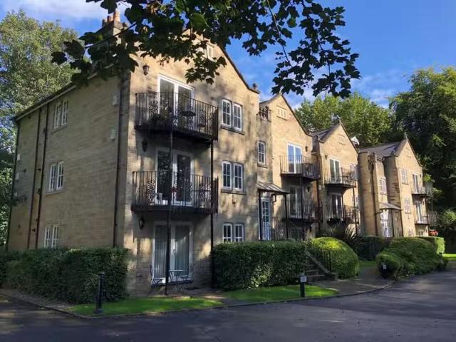 Cheap 2 BA 2 bedroom flat for rent in Quarry Dene, Weetwood, L.