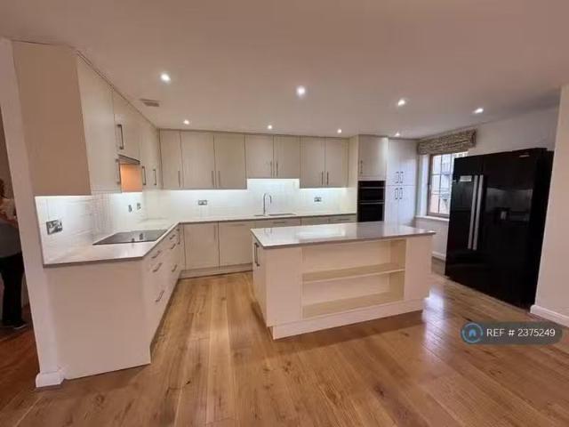 Just in! 2 BA 2 bedroom flat for rent in Waters Edge, Portishe.