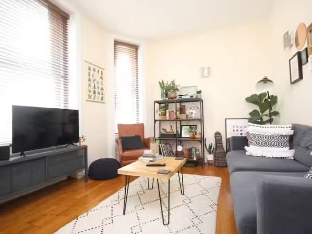 Cheap 2 BA 2 bedroom ground floor flat for rent in Burnaby Roa.