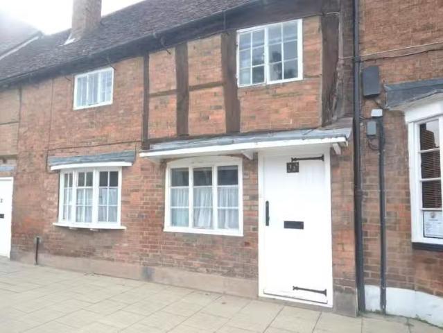 Just in! 2 BA 2 bedroom house for rent in Rother Street, Strat.