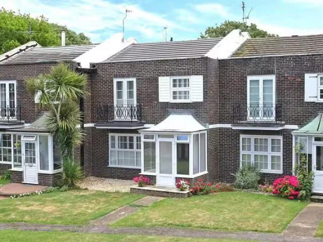New 2 BA 3 bedroom terraced house for rent in West Drive, Ham.