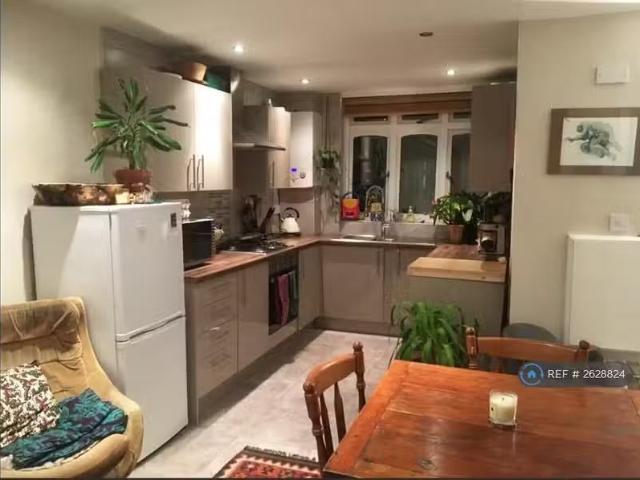 Unique 2 BA 3 bedroom terraced house for rent in Corsley Way.