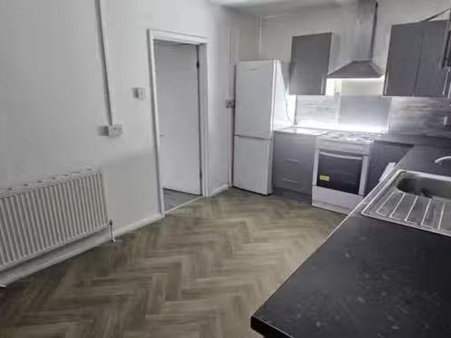 Cheap 2 BA 3 bedroom terraced house for rent in Hazelville Roa.
