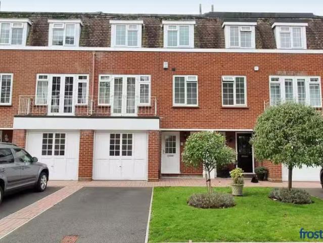 Cheap 2 BA 3 bedroom town house for rent in Portarlington Road.