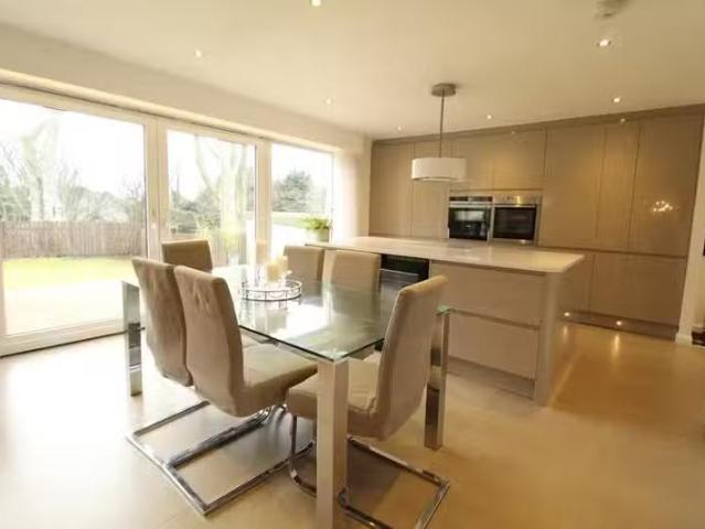 Cozy 2 BA 3 bedroom bungalow for rent in Kingswood Avenue, Kin.