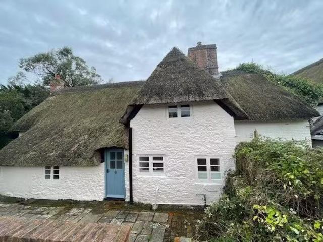Cheap 2 BA 3 bedroom cottage for rent in The birdles, East Lul.