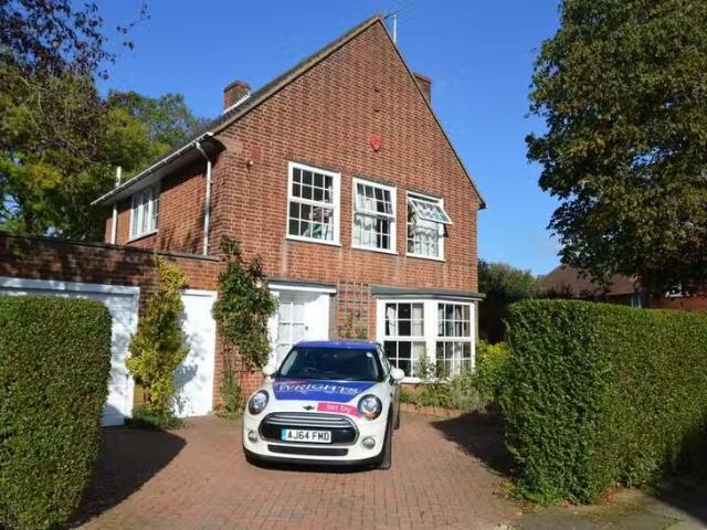 Charming 2 BA 3 bedroom detached house for rent in Fearnley Ro.