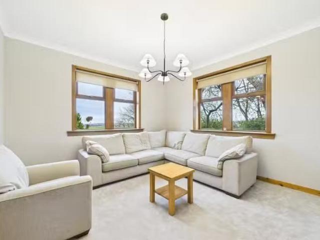 Cheap 2 BA 3 bedroom detached house for rent in Hillend, Edinb.