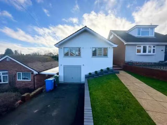 Cheap 2 BA 3 bedroom detached house for rent in Redwood Road.