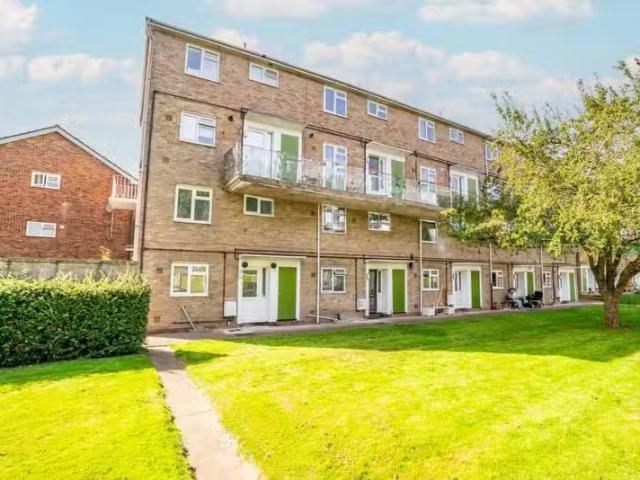Cheap 2 BA 3 bedroom end of terrace house for rent in The Ridg.