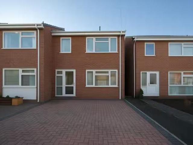 Rental! 2 BA 3 bedroom end of terrace house for rent in Rosery.