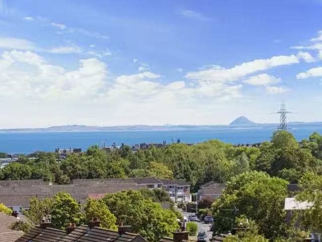 Cheap 2 BA 3 bedroom flat for rent in Northfield Farm Avenue.
