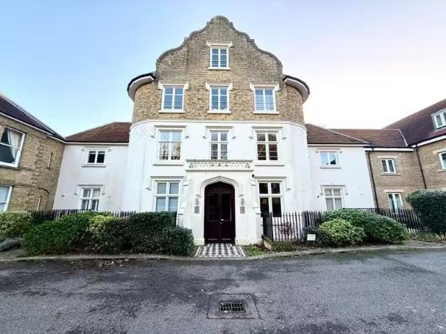 Charming 2 BA 3 bedroom flat for rent in Belmont House, Pegwel.