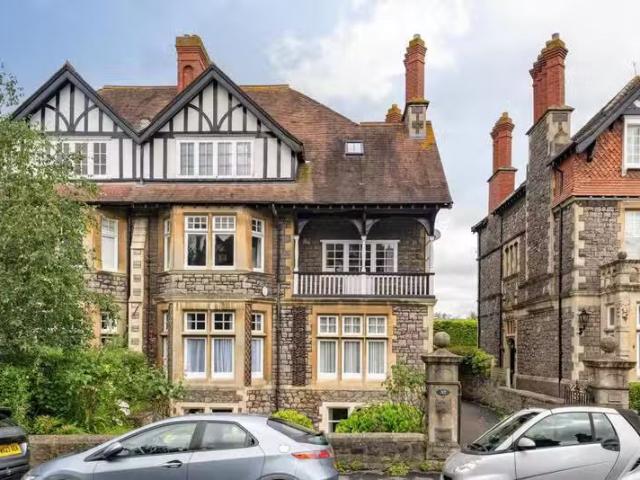 Deal! 2 BA 3 bedroom flat for rent in Downleaze, Sneyd Park, BS9