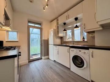 Cheap 2 BA 3 bedroom house for rent in Pickhurst Lane, BR4