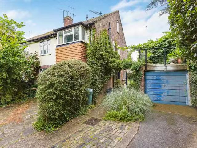 Nice 2 BA 3 bedroom maisonette for rent in Riverside Close, St.
