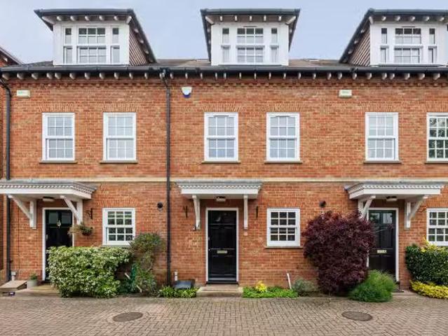 Nice 2 BA 3 bedroom property to let in Wedgwood Place, Cobham.