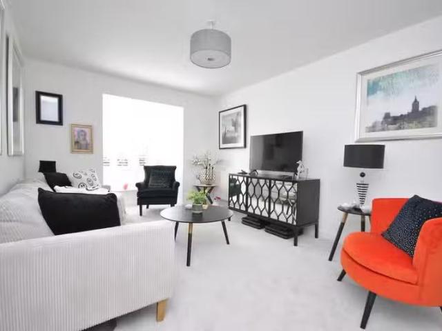 New 2 BA 3 bedroom semi detached house for rent in Ozark Road.