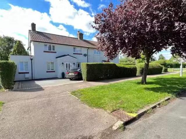 New 2 BA 3 bedroom semi detached house for rent in Longcroft L.