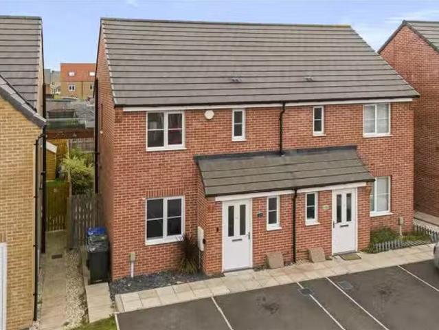 Cozy 2 BA 3 bedroom semi detached house for rent in Parklands.