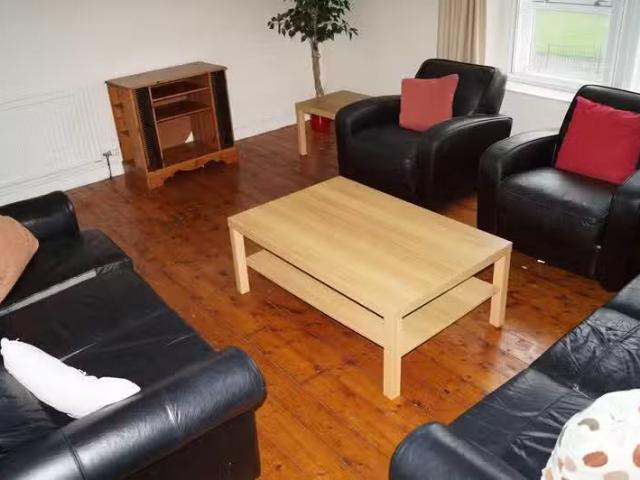 Rental! 2 BA 4 bedroom apartment for rent in Calsayseat Road.
