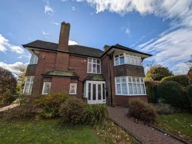 Charming 2 BA 4 bedroom detached house for rent in Warwick Roa.