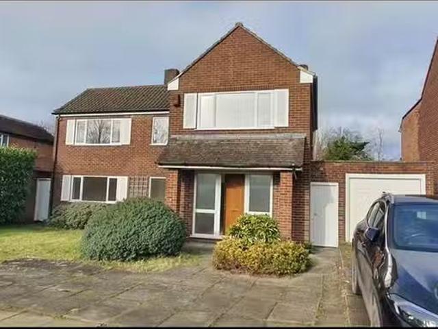 Just in! 2 BA 4 bedroom detached house for rent in Bickley Par.