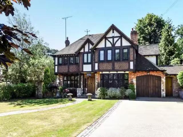 Just in! 2 BA 4 bedroom detached house for rent in Chislehurst.