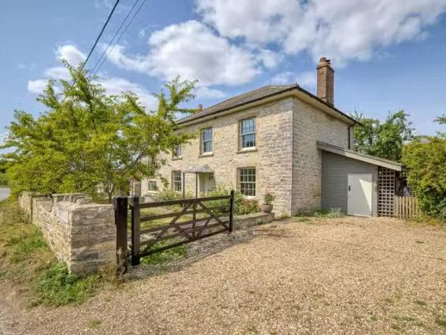 Nice 2 BA 4 bedroom detached house for rent in Heath House, We.
