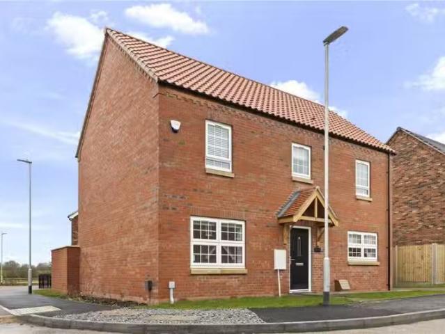 Cheap 2 BA 4 bedroom detached house for rent in Kestrel Drive.