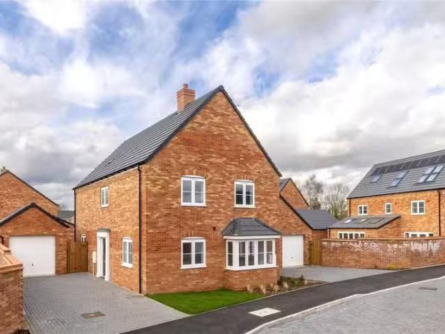 Just in! 2 BA 4 bedroom detached house for rent in Sandpit Clo.