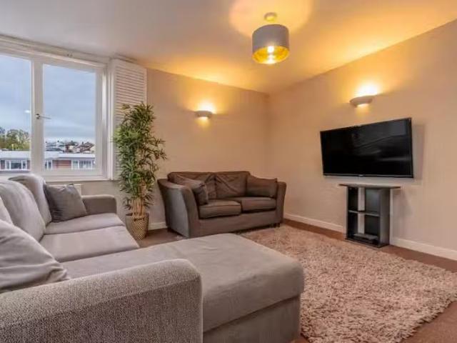 Rental! 2 BA 4 bedroom end of terrace house for rent in Charle.