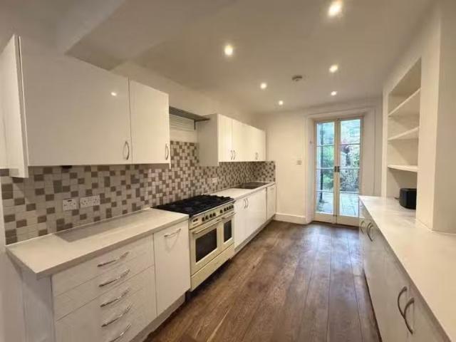 For Rent! 2 BA 4 bedroom house for rent in Southwold Road, E5.