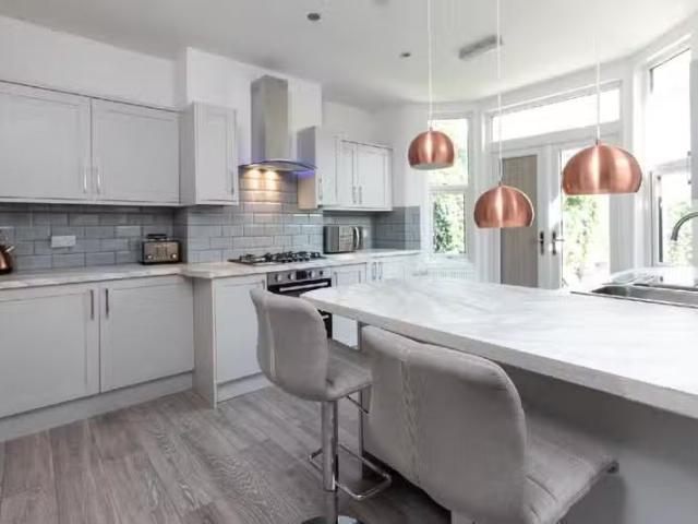 Unique 2 BA 6 bedroom house for rent in Elmgrove Road, Fishpon.