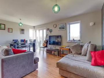 Cheap 2 bedroom apartment for rent in Old Watford Road, Bricke.