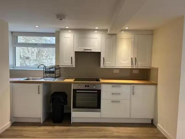 Cozy 2 bedroom apartment for rent in person House, 106 114 Sou.
