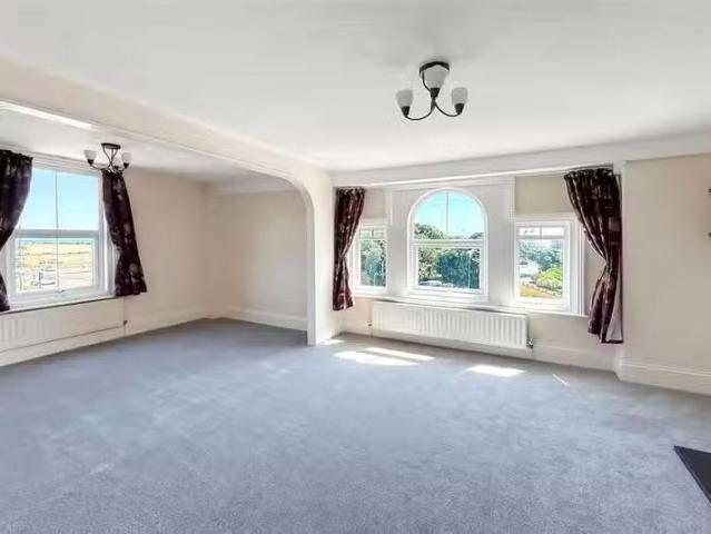 Rental! 2 bedroom apartment for rent in South Terrace, Littleh.
