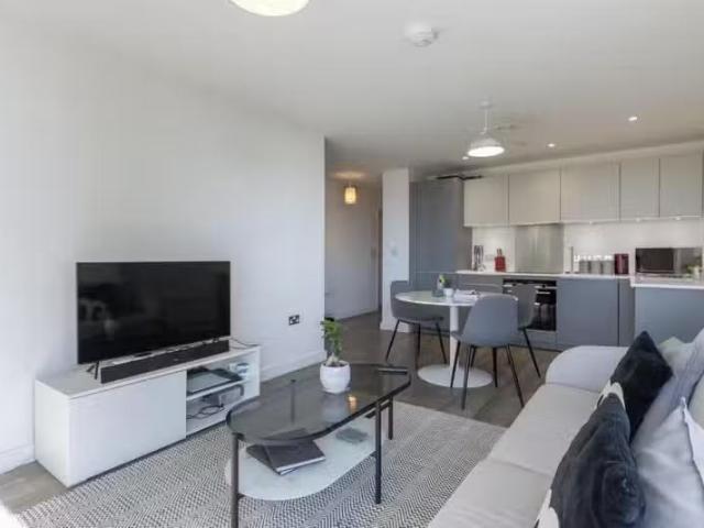 Just in! 2 bedroom apartment for rent in The Bank, 60 Sheepcot.
