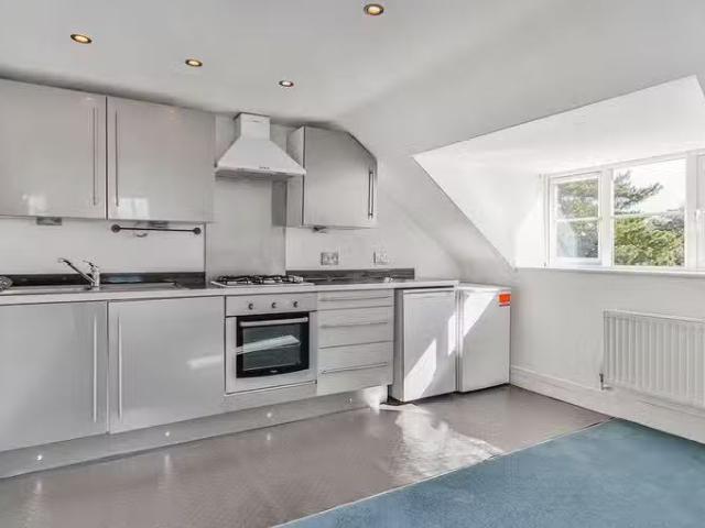 Deal! 2 bedroom apartment for rent in The Crescent, Bournemout.