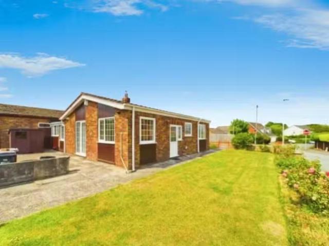 Charming 2 bedroom bungalow for rent in Hollins Lane, Hawarden.